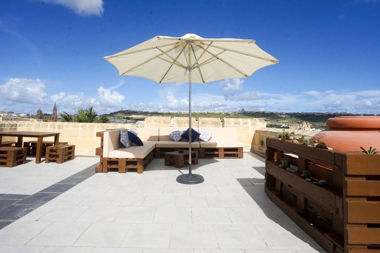 Getawaynpetto Private Duplex Maisonette With Jacuzzi Hot Tub Mgarr Exterior photo