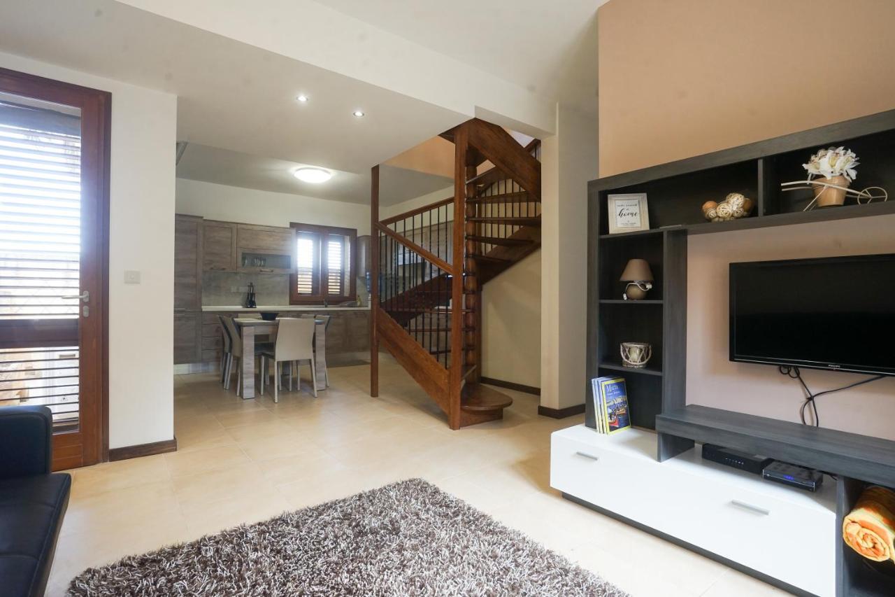 Getawaynpetto Private Duplex Maisonette With Jacuzzi Hot Tub Mgarr Exterior photo